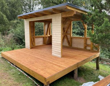 Spielhäuschen mit Terrasse Kinderheim Frohe Zukunft